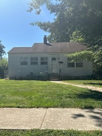 Building Photo - 2 Bedroom House W/ Garage!