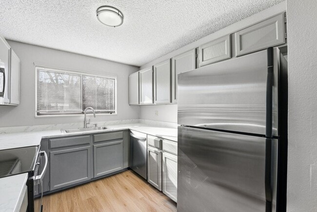 Building Photo - Updated 2 bed / 1 bath home in Lakewood!