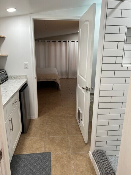 Efficiency kitchen - 539 Bay St
