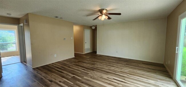 Building Photo - 1804 Greenhill Dr