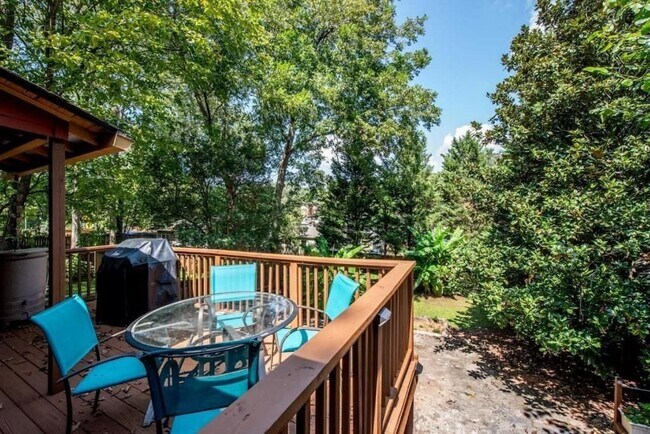 Building Photo - 2076 Ridgedale Rd NE