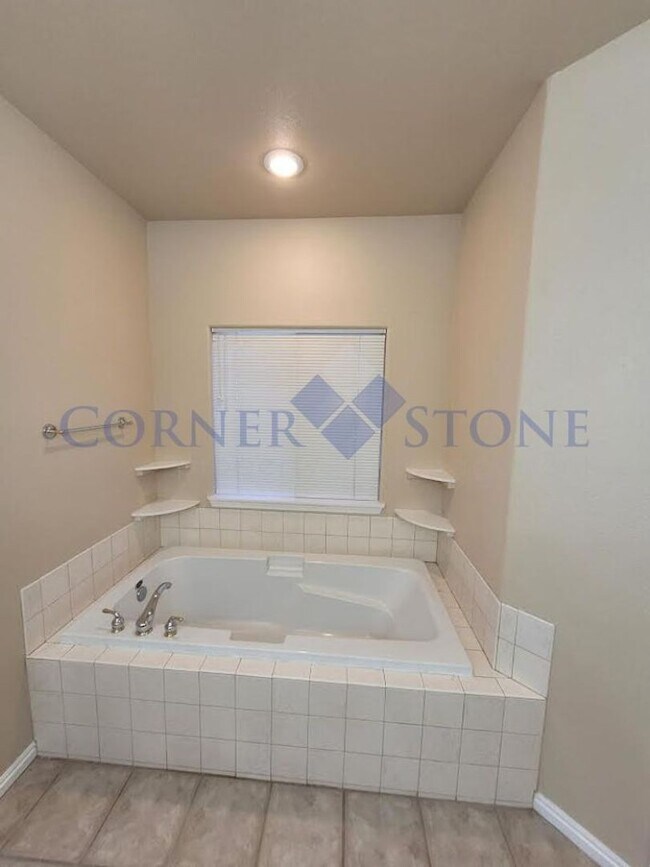 Building Photo - Wonderful Home Near GolfView Golf Course!
