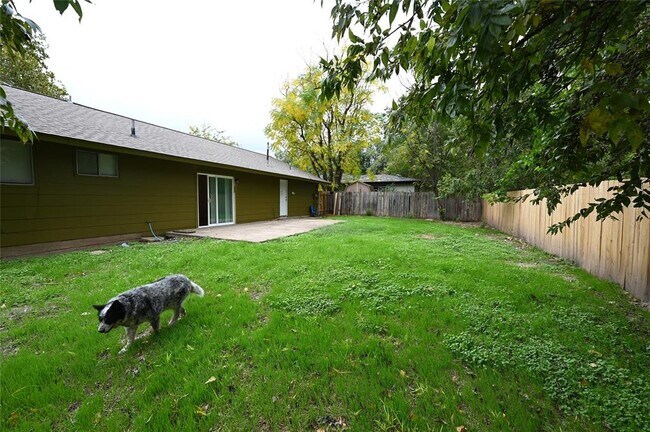 Building Photo - 9715 Oak Hollow Dr