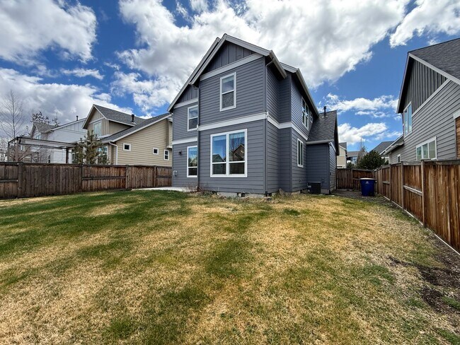 Building Photo - GORGEOUS OPEN LAYOUT HOME IN OLD FARM DISTRICT!