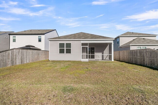 Building Photo - 3 Bedroom 2.5 Bath Located in Pine Hills in Summerville