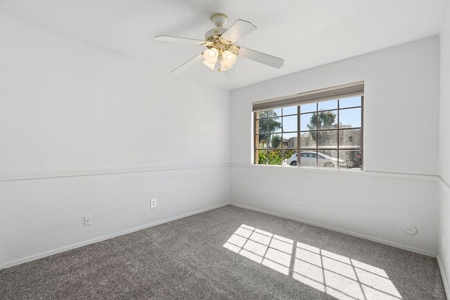 Building Photo - Two Bedrooms! 1 Car Garage!