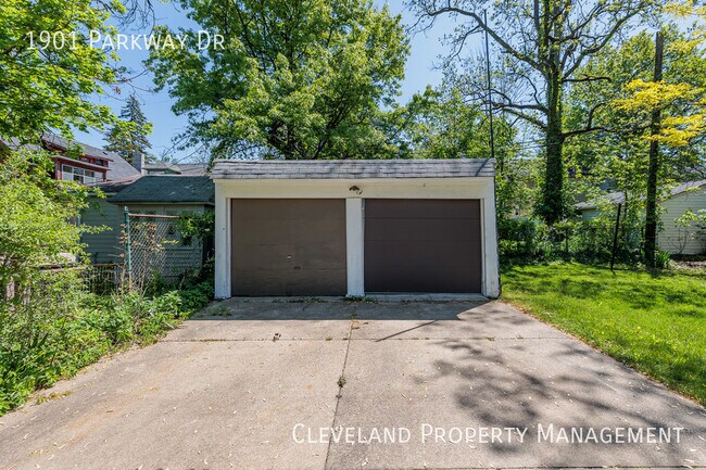 Building Photo - Updated Cleveland Hts. Colonial