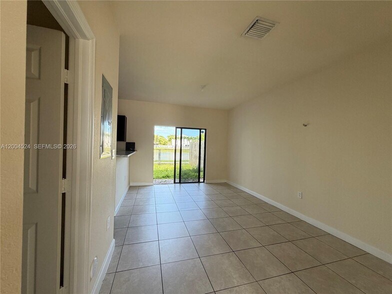 Building Photo - 544 SE 32nd Ave