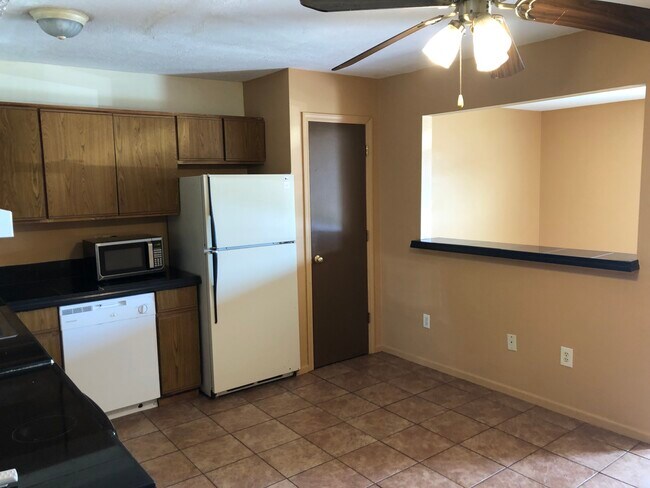 Kitchen - 1549 Whitehall Blvd