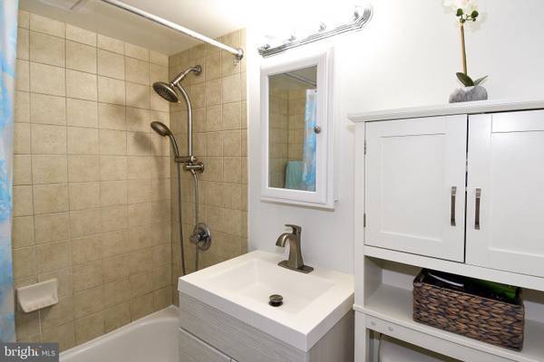 Bathroom - 800 4th St SW