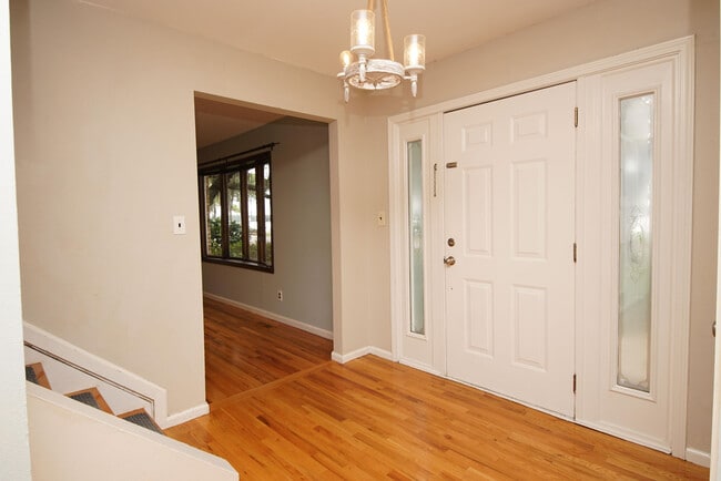 Building Photo - 223 S Bayshore Dr