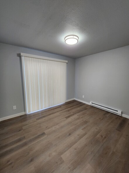 Building Photo - 819 E 2nd St