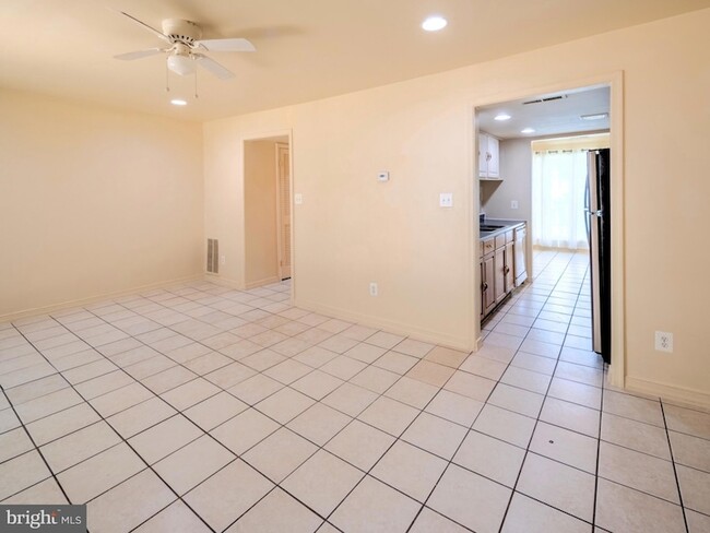 Building Photo - 10 Oak Dr