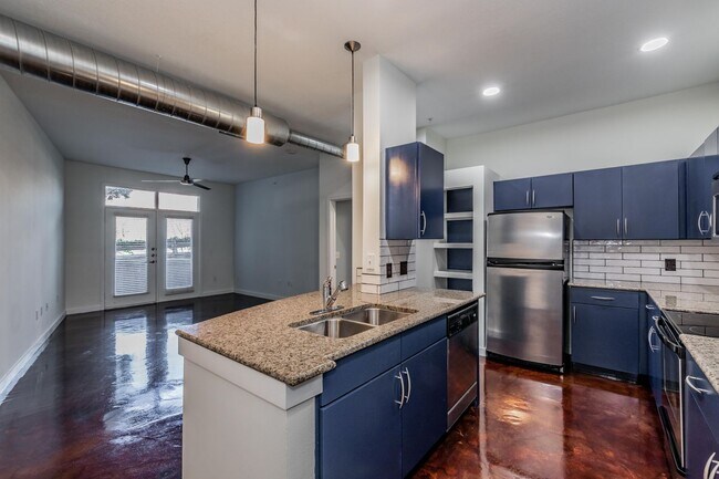 Building Photo - T&P Downtown Condo!