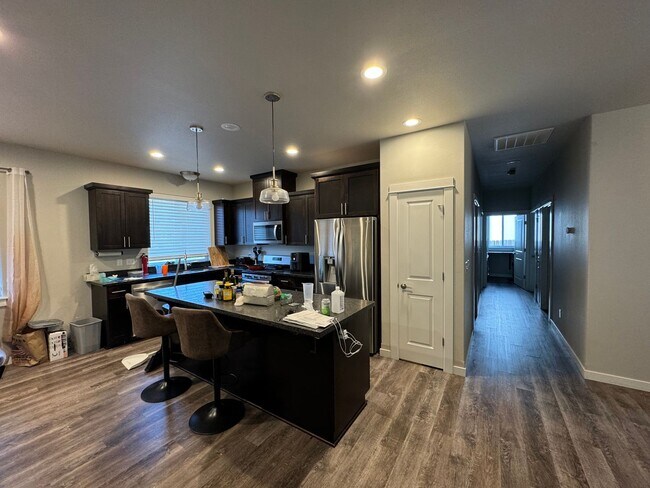 Building Photo - Rooms for rent in wonderful North Roseburg Home with views in Winchester