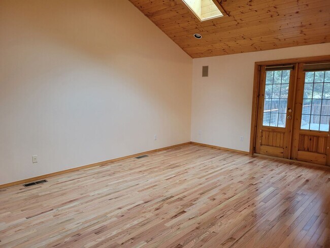 Building Photo - Newly painted  2,000+ sq home with RV parking