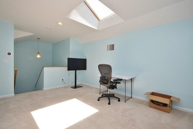 Building Photo - 836 Huntington Dr