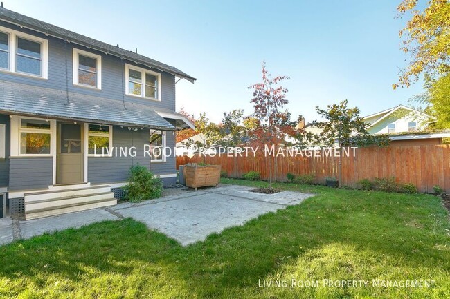 Building Photo - A Rare Sellwood Craftsman Located in the D...