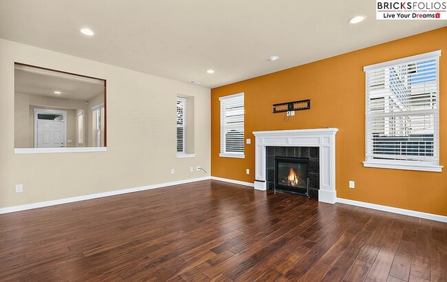 Building Photo - Natural Light-Filled Renton Home with Spac...