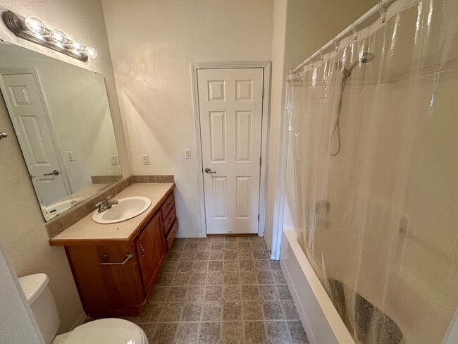 Building Photo - 3 Bedroom 2 Bath nestled in Grass Valley