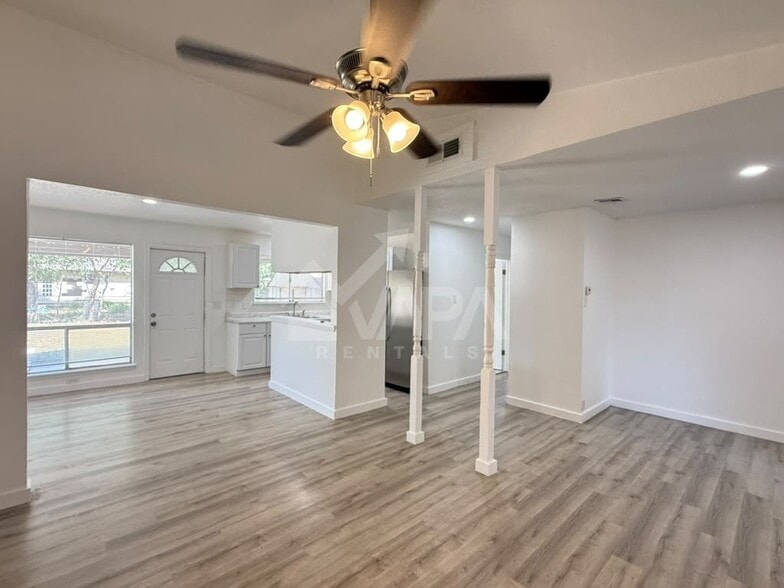 Building Photo - 2706 Lake Briar
