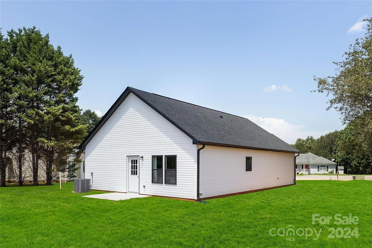 Building Photo - Room in House on Oakwood Rd