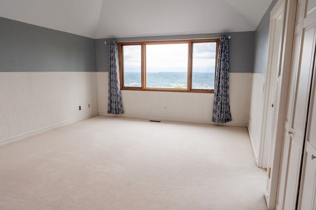 Building Photo - 3Bd/3Ba Bellevue House