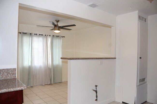 Building Photo - 1218 N Park Western Dr