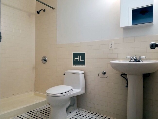 Building Photo - MELROSE STREET / 3-Bed 1.5-bath Bushwick P...