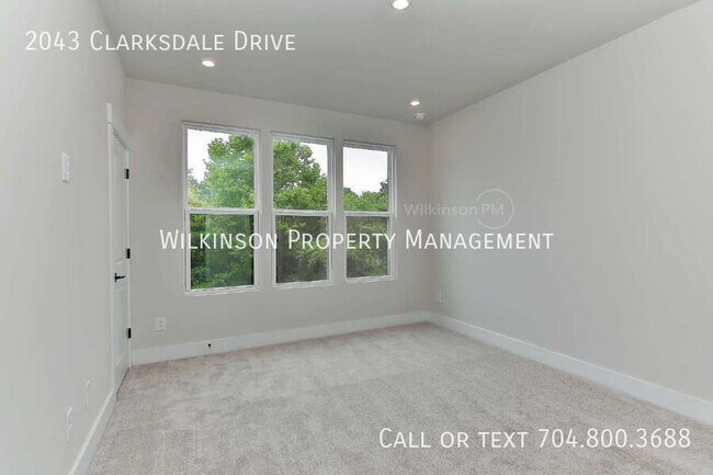 Building Photo - 2043 Clarksdale Dr