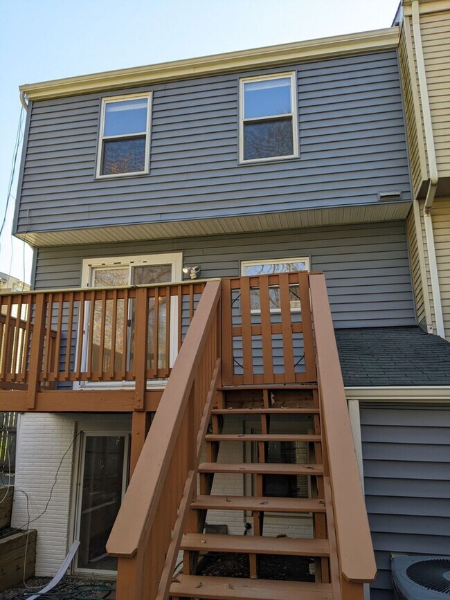 Building Photo - Renovated townhouse in established Frederick neighborhood ready mid February!