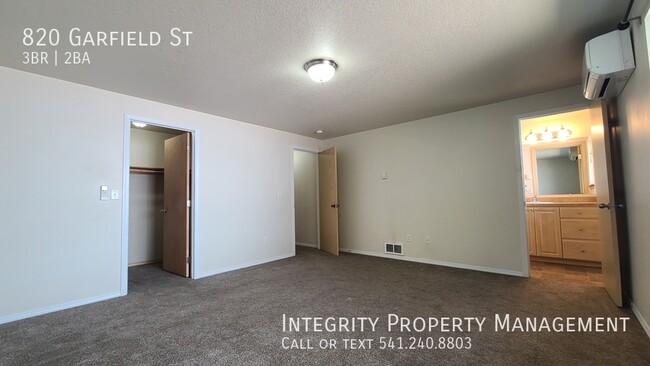 Building Photo - 820 Garfield St