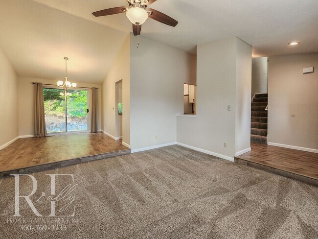 Building Photo - Spacious Tri-Level in East Bremerton | Cor...