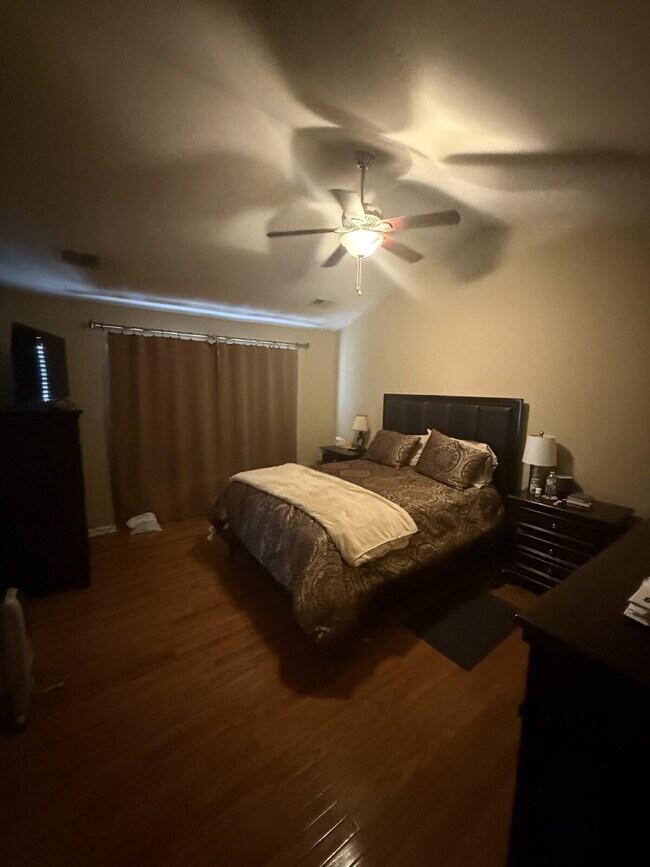 Building Photo - "Spacious 3-Bedroom Gem in Brentwood – FENCED yard. Modern Comfort with 2.5 Baths and 1850 Sq Ft!"
