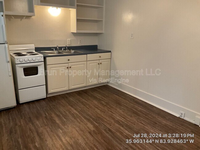 Building Photo - 203 12th St