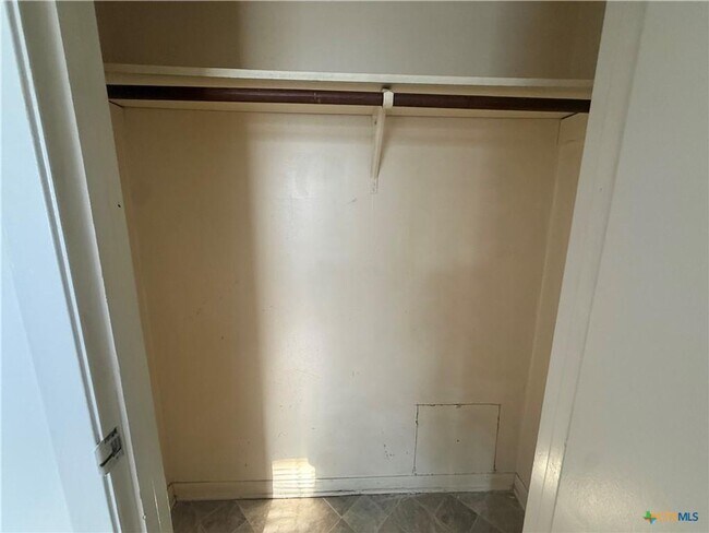 Building Photo - 601 Westview Cir