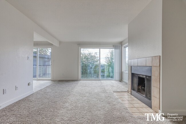 Building Photo - Spacious 4BR Townhome with AC, W/D, Garage...