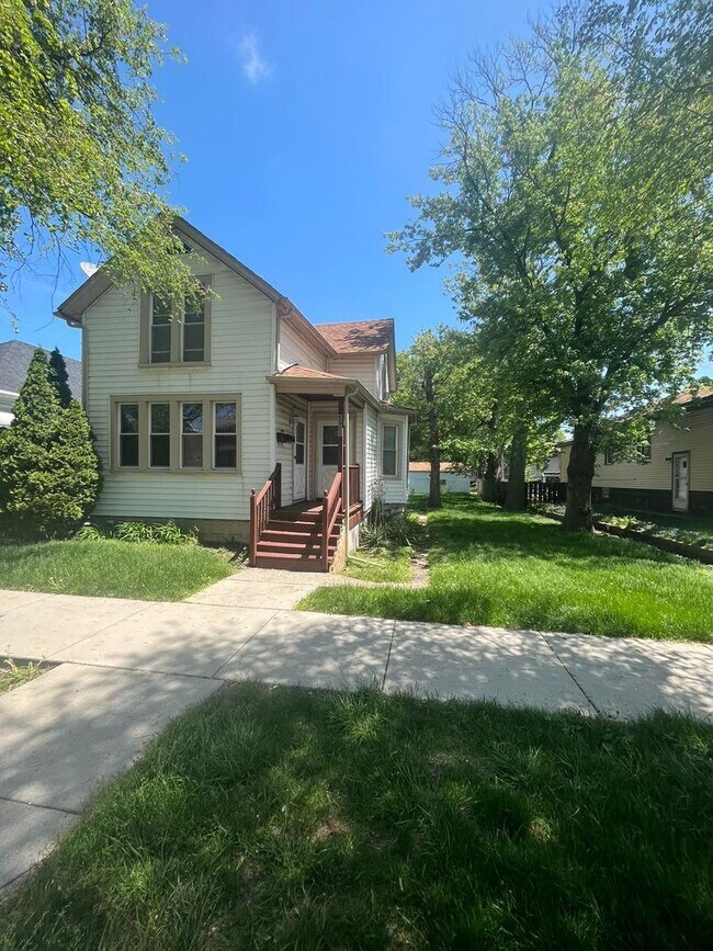Building Photo - 4611 Pine Ave