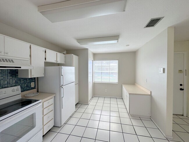 Building Photo - Quaint 2BR/2BA Citrus Park End Unit Condo ...