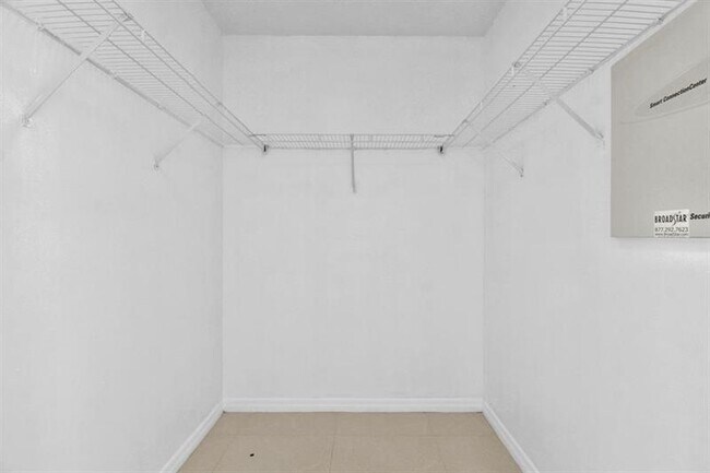Building Photo - 16699 Collins Ave