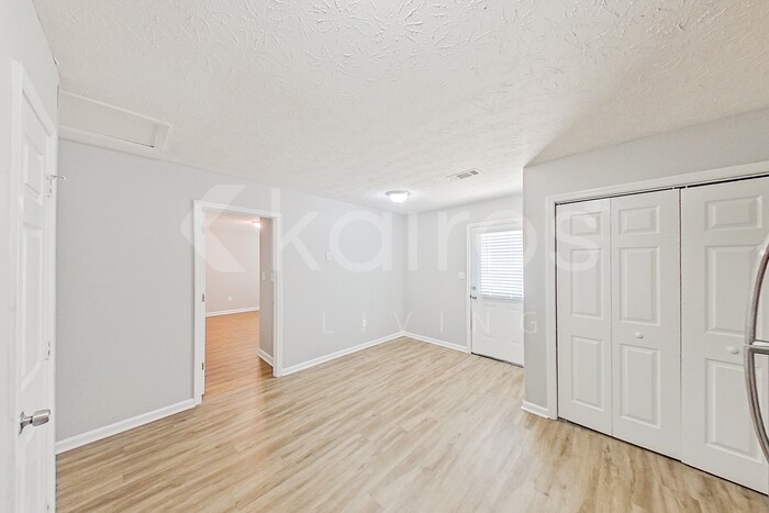 Building Photo - 370 Deer Park Dr