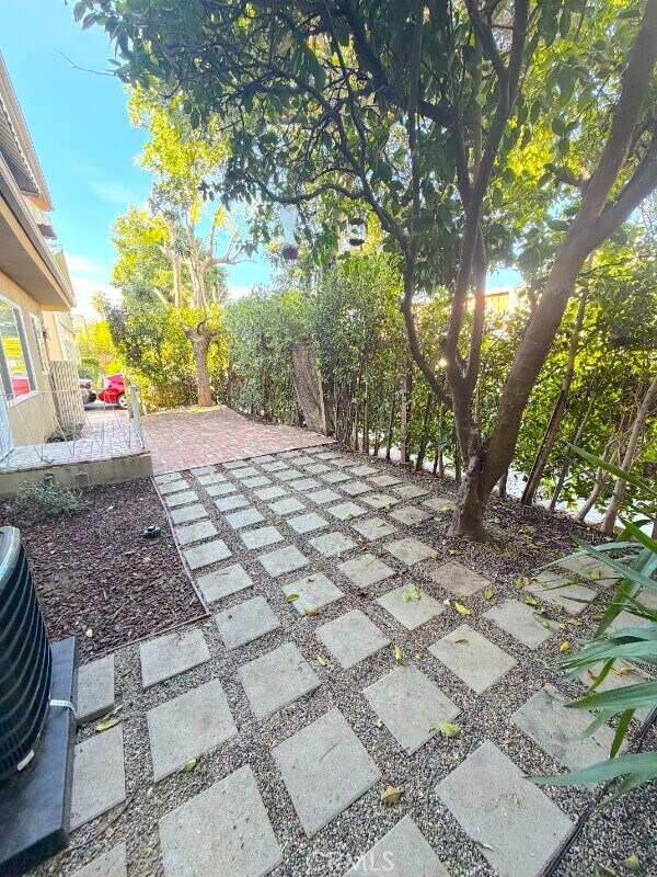 Building Photo - 1040 N Sierra Bonita Ave