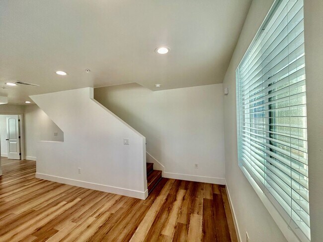 Building Photo - NewB La T 8418