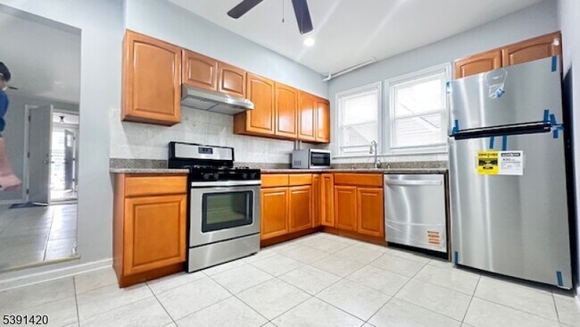 Building Photo - 19 Mechanic St