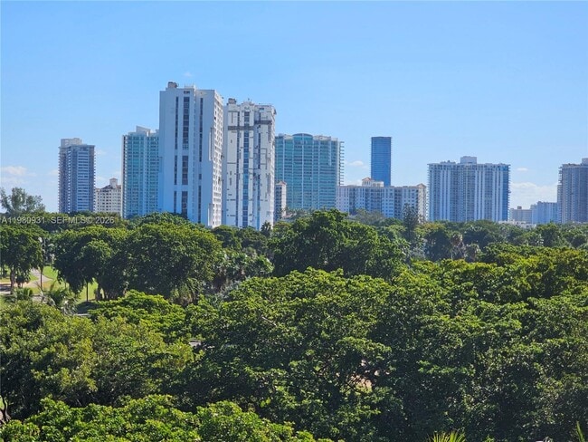 Building Photo - 20500 W Country Club Dr