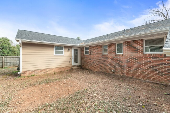 Building Photo - Freshly Painted 3-Bedroom Home minutes fro...