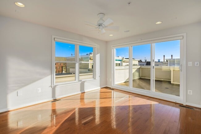 Building Photo - Charming 3 bedroom 3.5 Bathroom Row Home