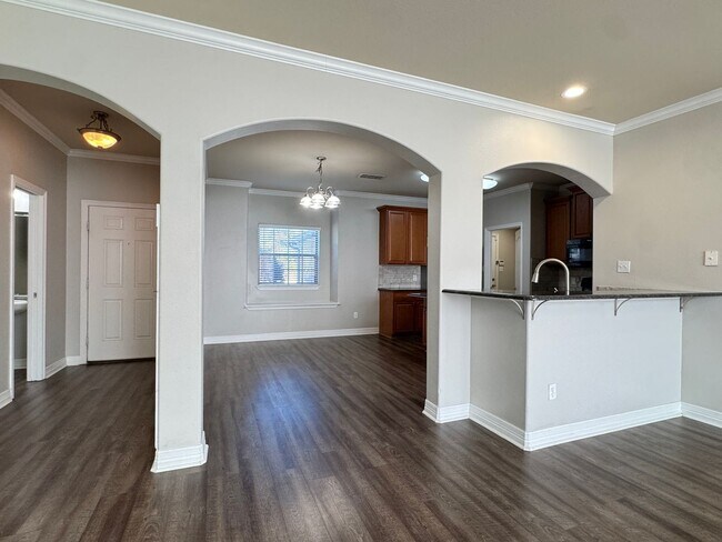 Building Photo - 5805 Thompson Pl