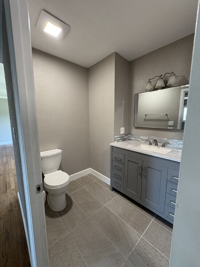 Building Photo - 3 bedroom - Montrose