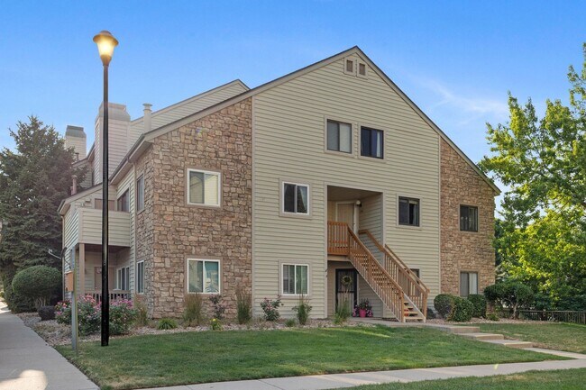 Building Photo - Spacious 3BR/3BA Condo w/ Loft & Vaulted Ceilings!